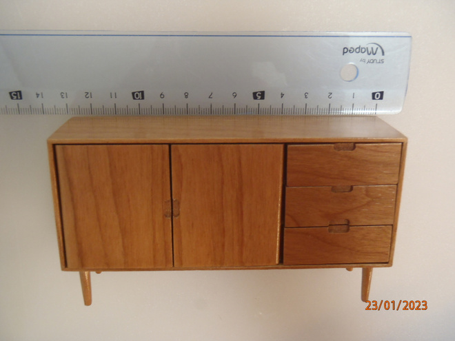 Nukkekoti teak lipasto