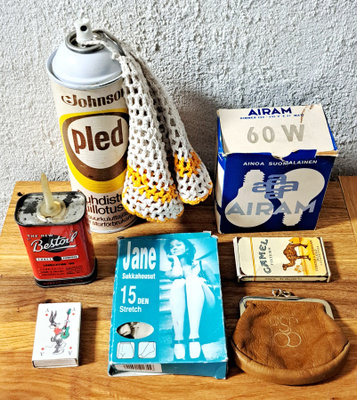 Vanhoja tuotepakkauksia