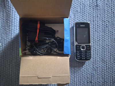 Nokia C2-01 puhelin + lataja + korvakuulokkeet