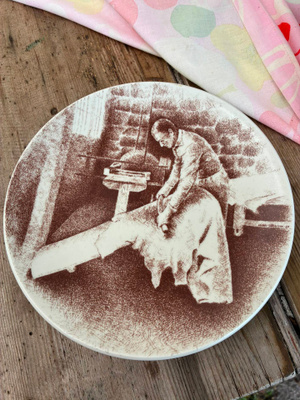 Arabia Friitala Pummimies seinälautanen 1982