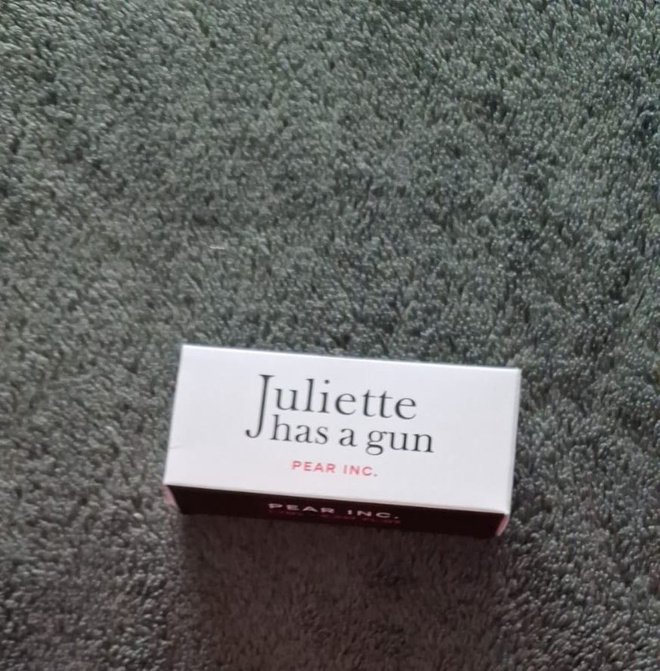 Hajuvesinäyte Juliette Has a Gun Pear Inc