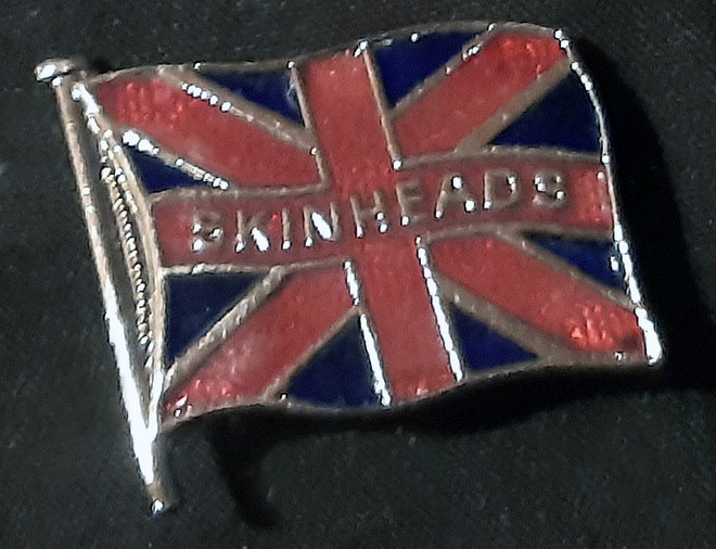 Skinheads -pinssi - Union Jackilla - Leveys 2,5 cm