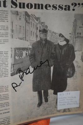 Raimonds Pauls nimikirjoitus lehtikuvassa