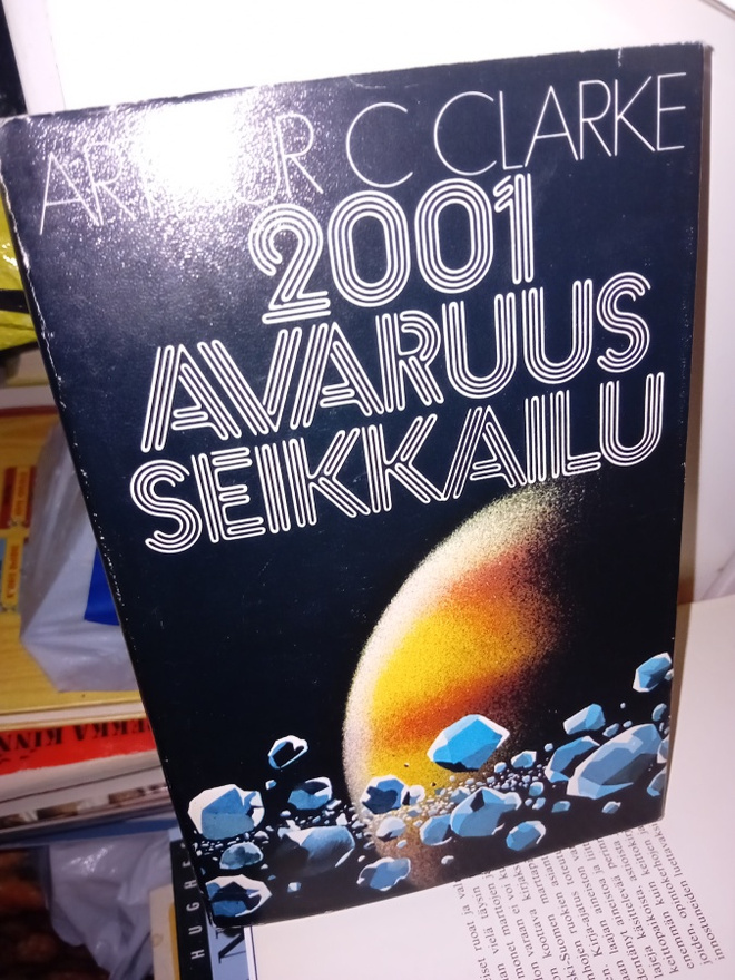 ARTHUR C. CLARKE  : AVARUUSSEIKKAILU 2001 ( SIS POSTIKULU  )