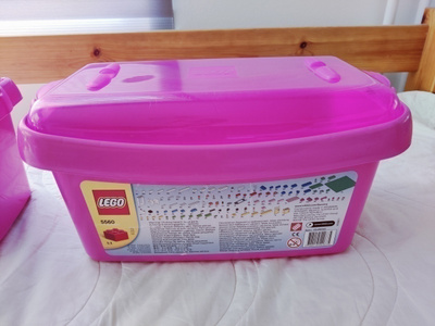 Kaksi Lego säilytyslaatikkoa
