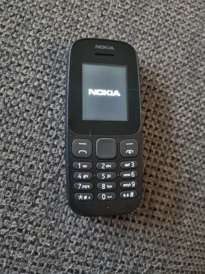 Nokia 105  2 sim paikkainen puhelin