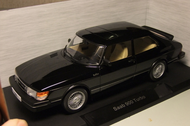 Saab 900 turbo -81 Musta 1:18 ALE!