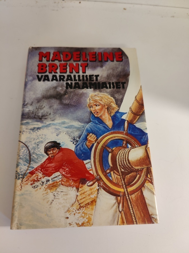 Madeleine Brent; Vaaralliset naamiaiset
