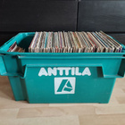 Anttilan varastolaatikko, jossa n. 150 LP- ja 40 singlelevyä - pikkukuva 1