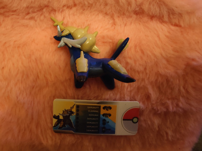 Pokemon Tomy Samurott kortin kanssa