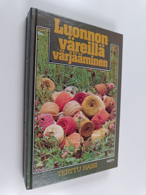 Terttu Hassi : Luonnonväreillä värjääminen