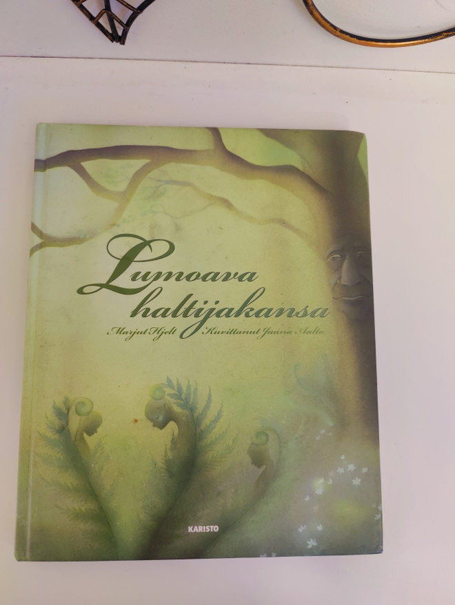 Marjut Hjelt; Lumoava haltijakansa