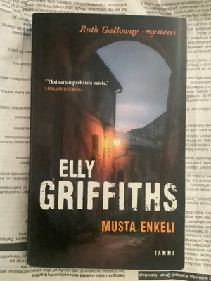 Elly Griffiths - Musta enkeli (pokkari)