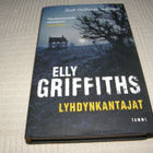 Elly Griffiths Lyhdynkantajat -sid - pikkukuva 1