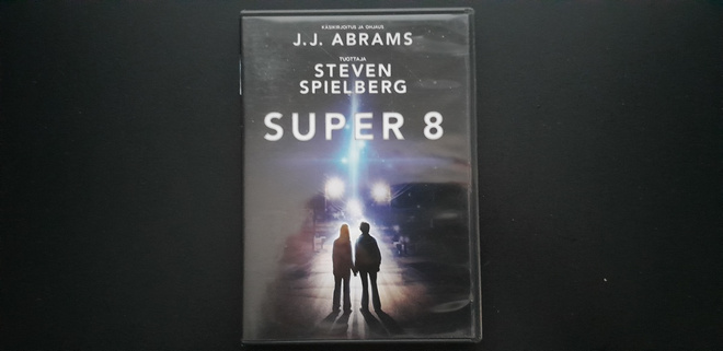 DVD: Super 8 (T: Steven Spielberg 2011)