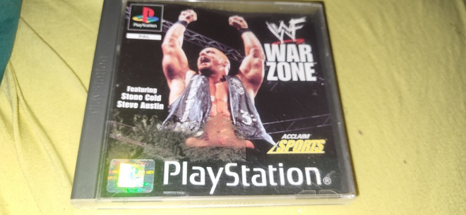 SLES-00804 PS1 War Zone WWF peli (CIB) Black Label