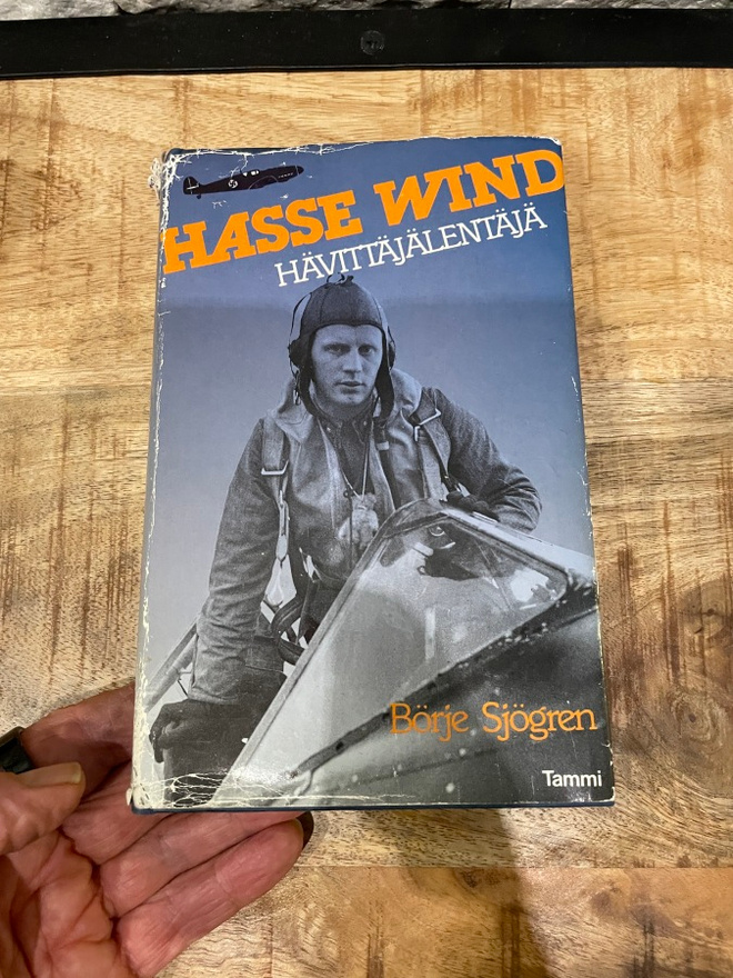 Hasse Wind Hävittäjälentäjä kirja signeerauksella