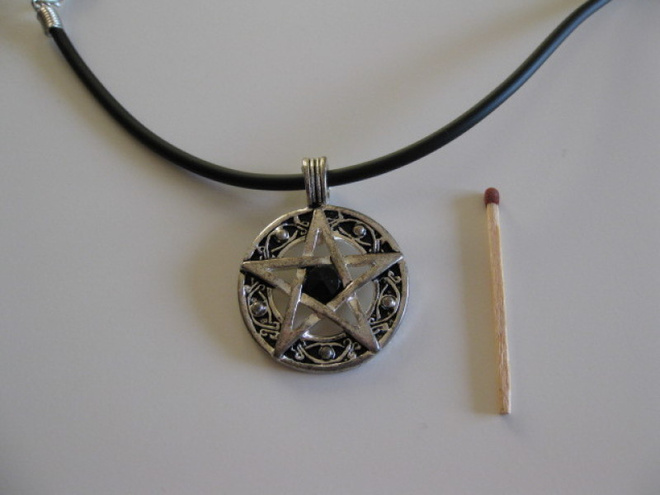 Pentagram kaulakoru mustalla "kivellä", Cool #PG5