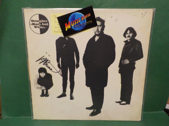 STRANGLERS - BLACK AND WHITE - EI LEVYÄ!! KANSI + NIMMAIRIT