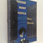 Mary Stewart : Yhdeksät vaunut portilla - pikkukuva 1