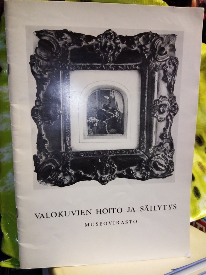 Valokuvien hoito ja säilytys  ( 2 p. 1976 ) ( SIS POSTIKULU)