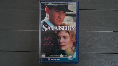 VHS: Salaisuus (Kurt Russel, Kelly McGillis 1988)