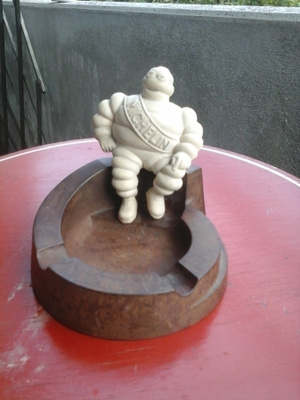 Vanha Michelin-ukko tuhkakuppi