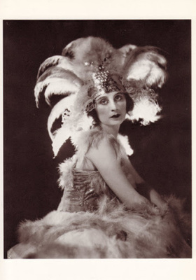 Anna Pavlova sulkapäähineessä 1928