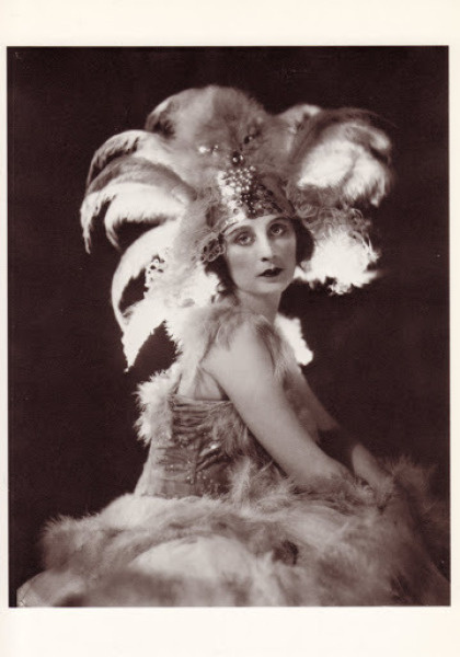Anna Pavlova sulkapäähineessä 1928