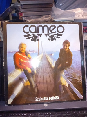 LP CAMEO : KESKELLÄ SELKÄÄ ( SIS POSTIKULU )