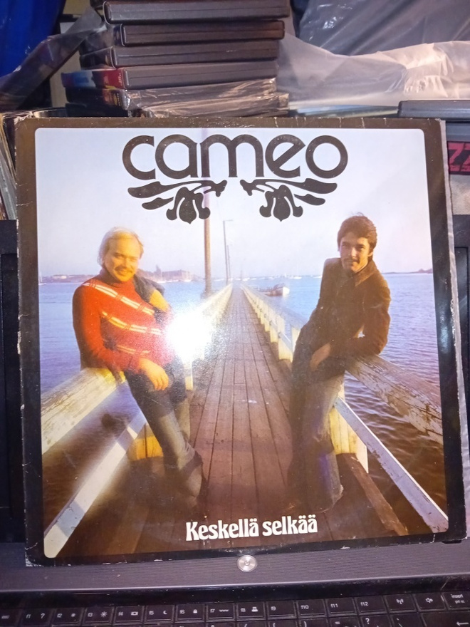 LP CAMEO : KESKELLÄ SELKÄÄ ( SIS POSTIKULU  )