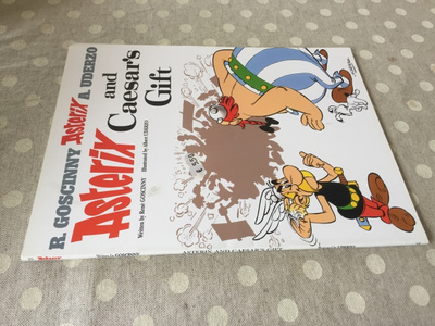 ASTERIX AND CAESARS GIFT HYVÄ