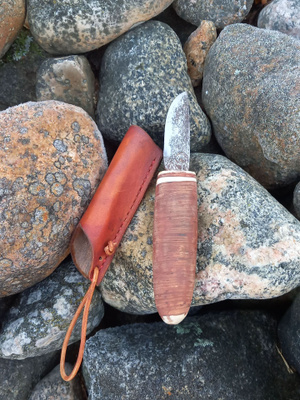 Puukko syvällä etsauksella ja nahkatuppi