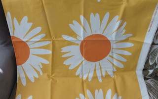 MARIMEKKO AURINGONKUKKA AKRYYLIPINNOITETTU KANGAS