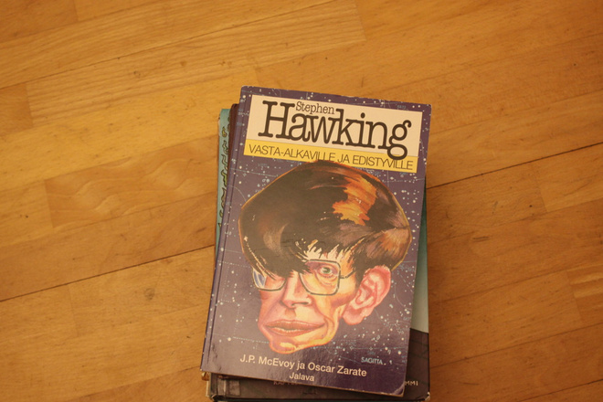 J. P. McEvoy Stephen Hawking vasta-alkaville ja edistyvil A4