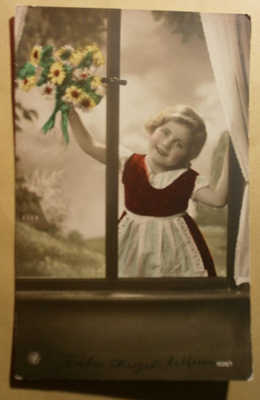 Nuori leidi onnittelee kukkakimpulla, vanha väripk, p. 1946