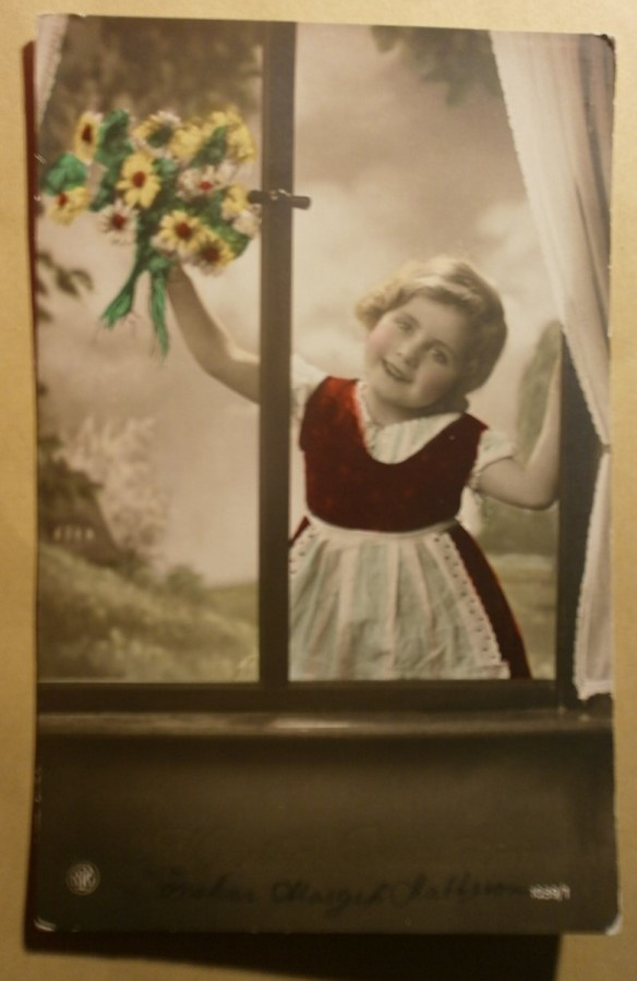 Nuori leidi onnittelee kukkakimpulla, vanha väripk, p. 1946