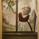 Nuori leidi onnittelee kukkakimpulla, vanha väripk, p. 1946 - pikkukuva 1