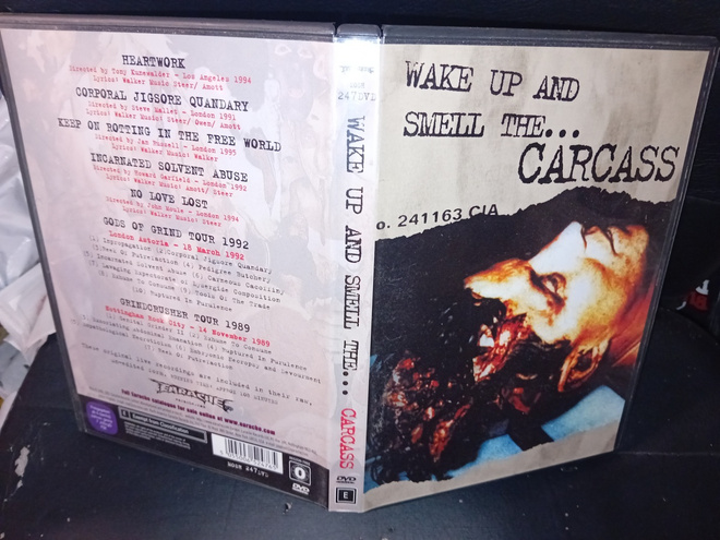 DVD  : WAKE UP AND SMELL THE CARCASS ( SIS POSTIKULU )