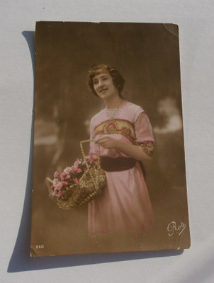 Leidi tuo kukkia korissaan, vanha väripk, p. 1916