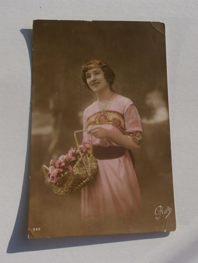 Leidi tuo kukkia korissaan, vanha väripk, p. 1916