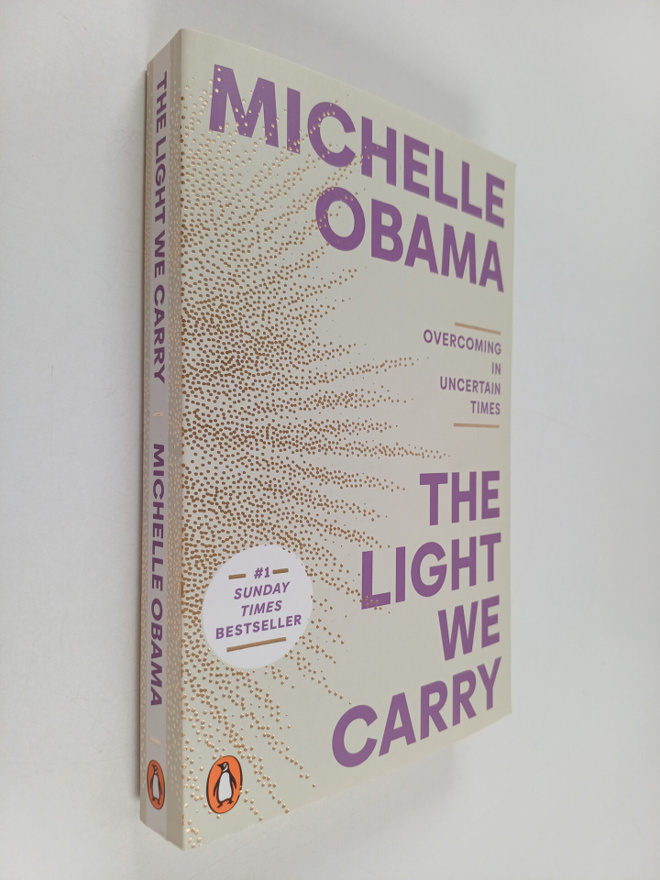 Michelle Obama : The Light We Carry - Overcoming In Uncer...