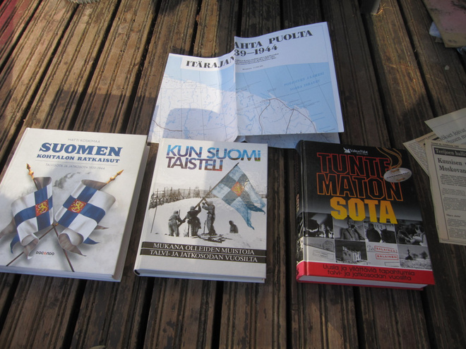 3 x sotakirjat, kartat , lehtileikkeet
