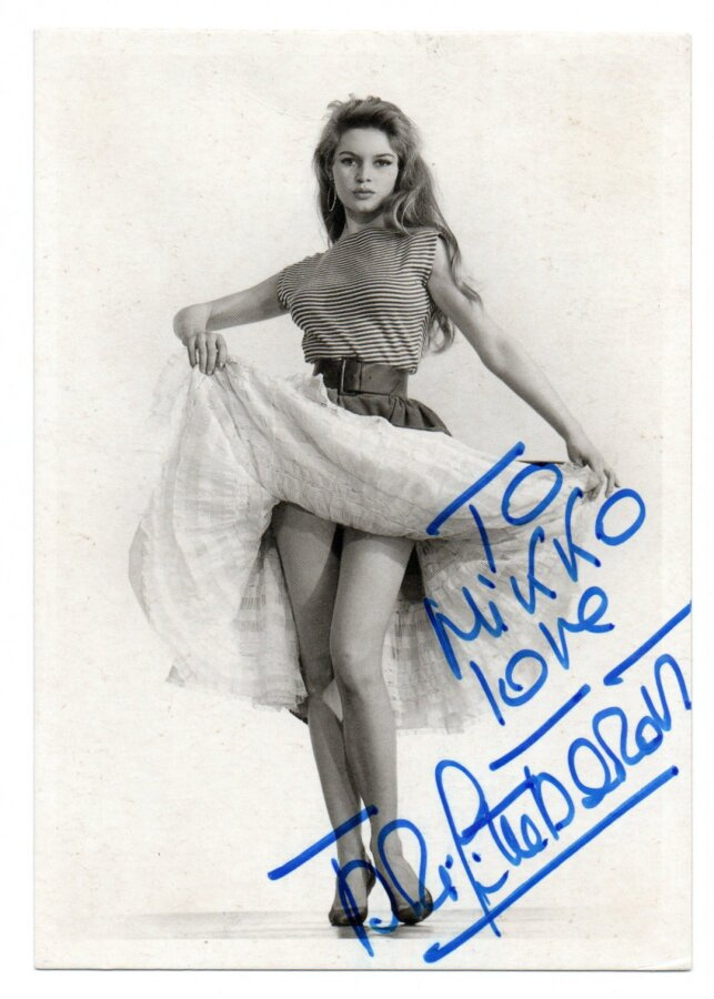 Postikortti Brigitte Bardot 1934-2025 Aito nimikirjoitus.