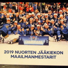 2019 Nuorten jääkiekon maailmanmestarit postikortti - pikkukuva 1