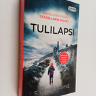 S. K. Tremayne : Tulilapsi - pikkukuva 1
