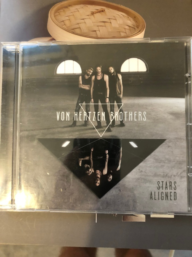 Von Hertzen Brothers: Stars Aligned. 2011.