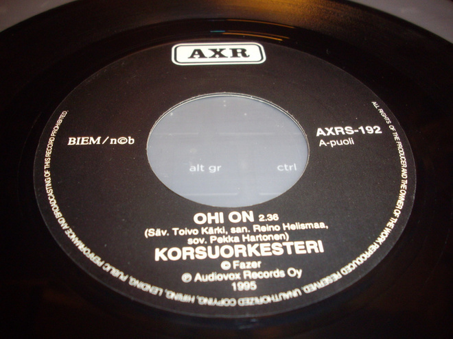 7" single : Korsuorkesteri : Ohi on ( 1995 )  RARE