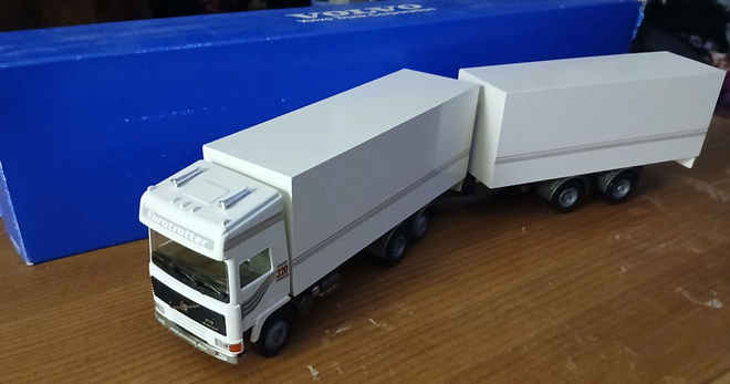 ?Conrad Volvo F10 Eurotrotter 1:50 – Pienoismalli