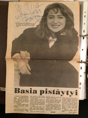 BASIA nimikirjoitus lehtileikkeessä